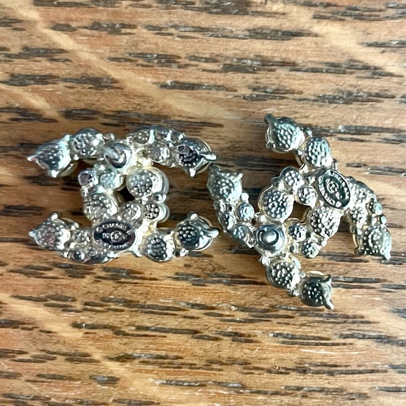 CC Pearl Earrings Studs - Picture 4 of 5